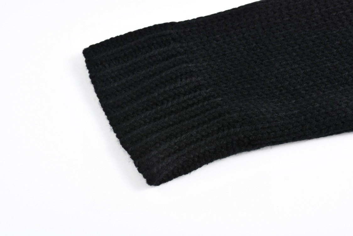 FENDI 芬迪 字母logo嵌花羊毛套头毛衣 长袖 圆领 秋冬 黑色 白色 FZZ387A3M3F0QA0