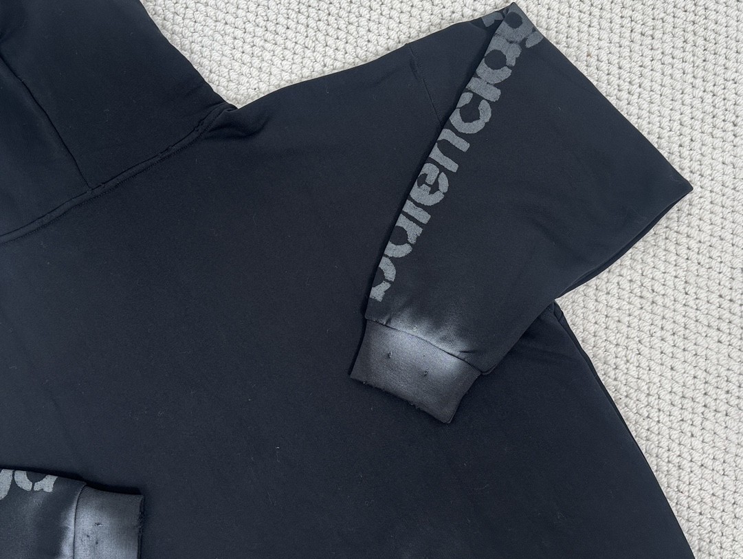 Balenciaga 巴黎世家 做旧字母印花连帽卫衣 长袖 秋冬 黑色 767877TQVT71083