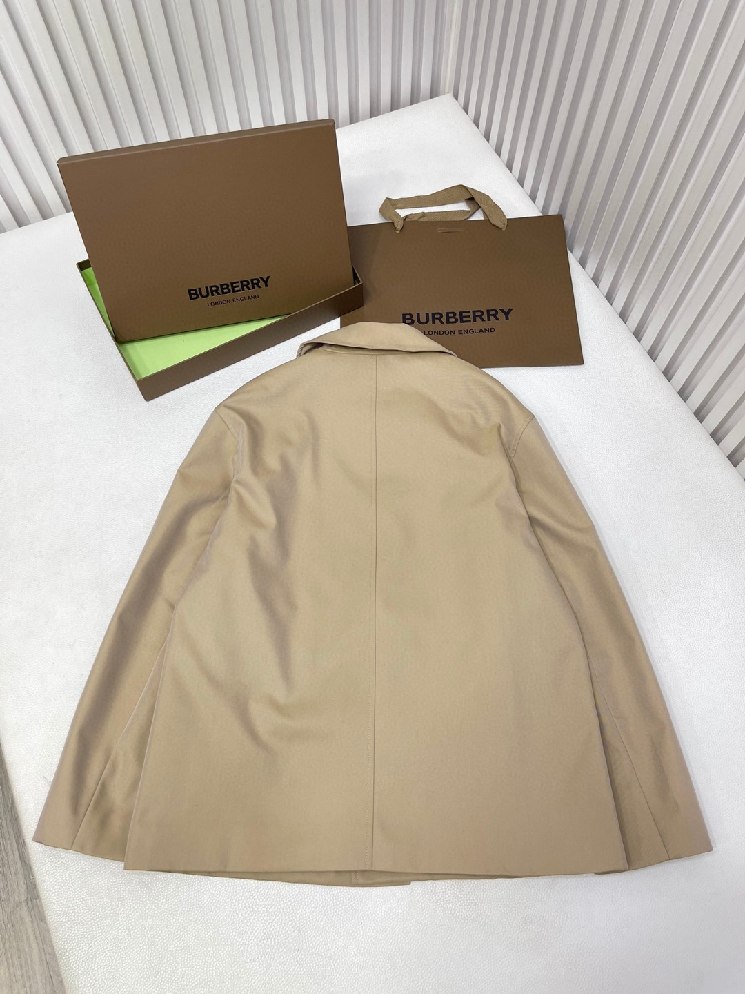 Burberry 巴宝莉 单排扣翻领风衣 夹克 长袖 外套 短款 女款 卡其色 80931311