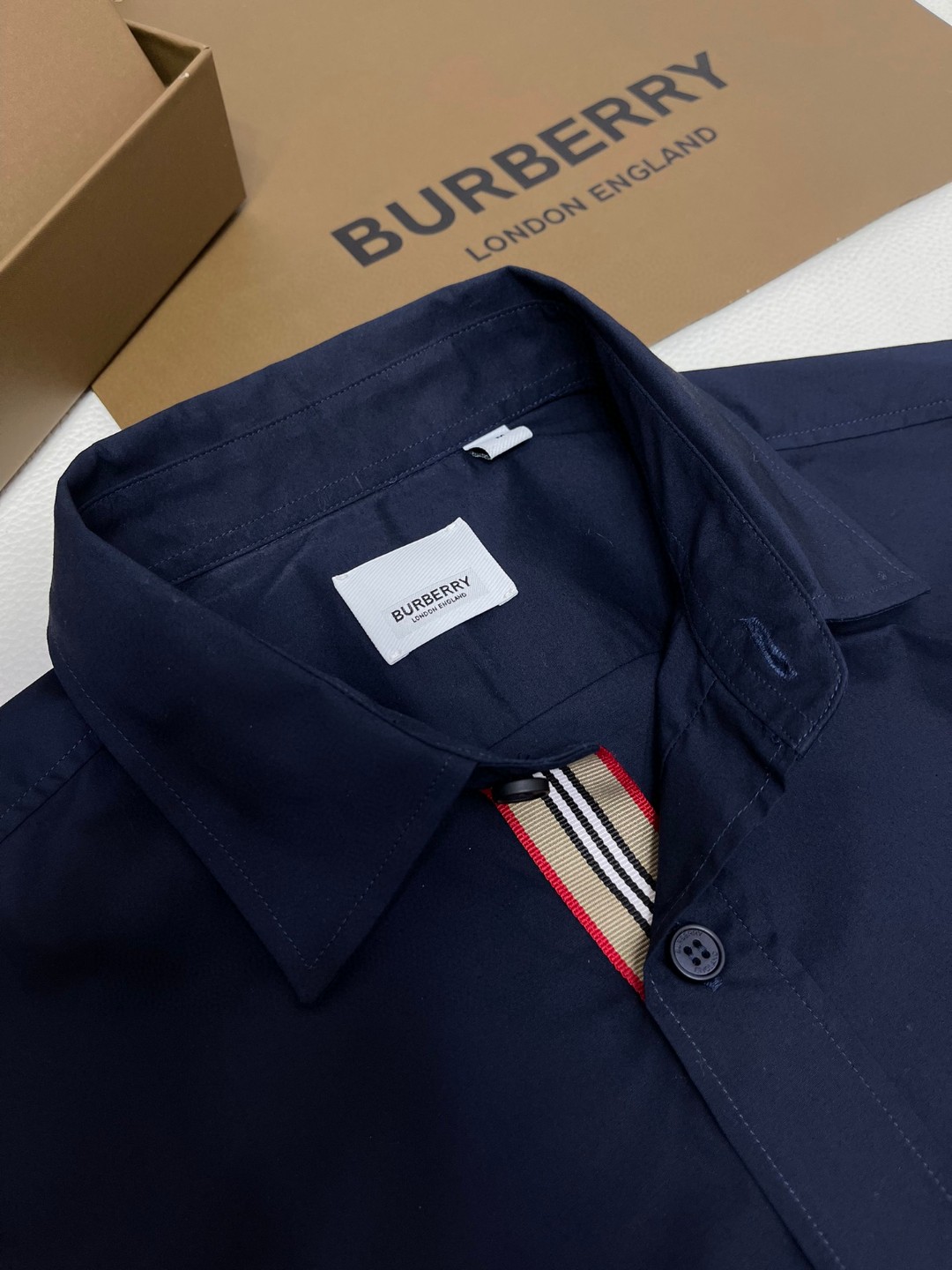 Burberry 巴宝莉 纯色字母刺绣logo单排扣衬衫 长袖 外套 白色 浅蓝色 黑色 藏蓝色  80430601