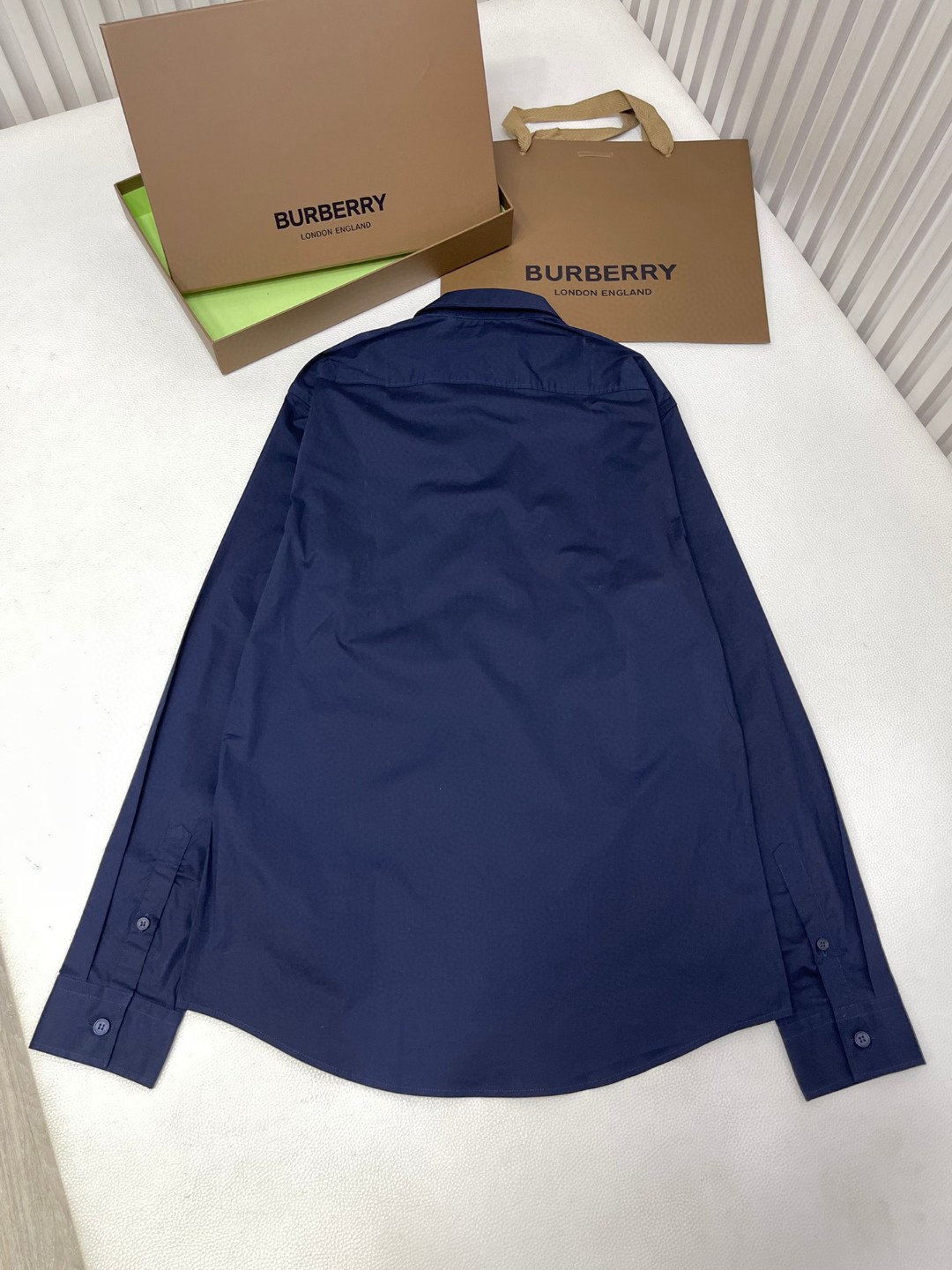 Burberry 巴宝莉 纯色字母刺绣logo单排扣衬衫 长袖 外套 白色 浅蓝色 黑色 藏蓝色  80430601
