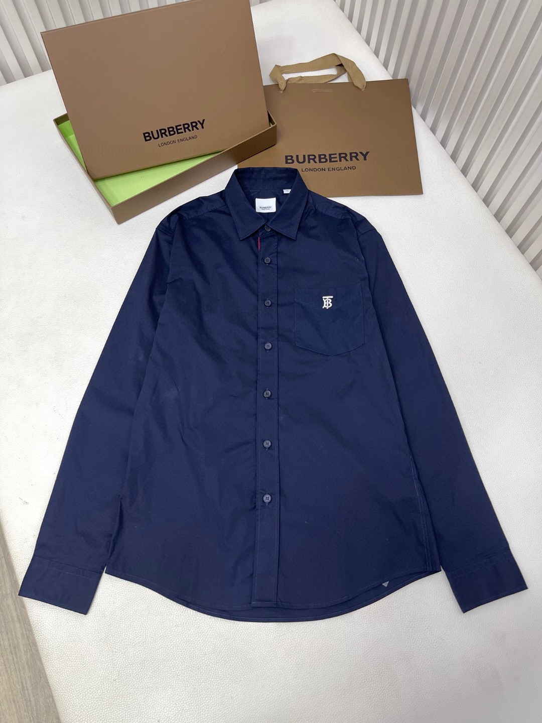 Burberry 巴宝莉 纯色字母刺绣logo单排扣衬衫 长袖 外套 白色 浅蓝色 黑色 藏蓝色  80430601