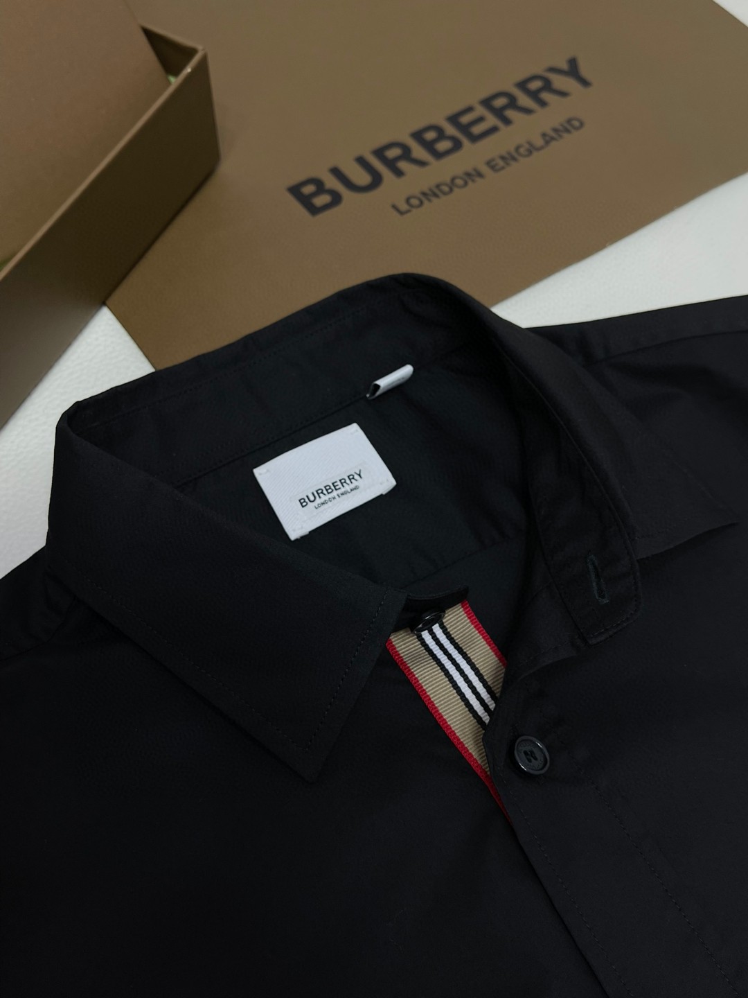 Burberry 巴宝莉 纯色字母刺绣logo单排扣衬衫 长袖 外套 白色 浅蓝色 黑色 藏蓝色  80430601