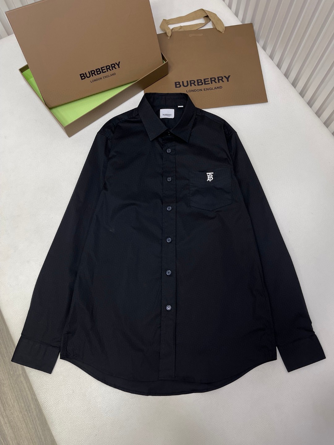 Burberry 巴宝莉 纯色字母刺绣logo单排扣衬衫 长袖 外套 白色 浅蓝色 黑色 藏蓝色  80430601