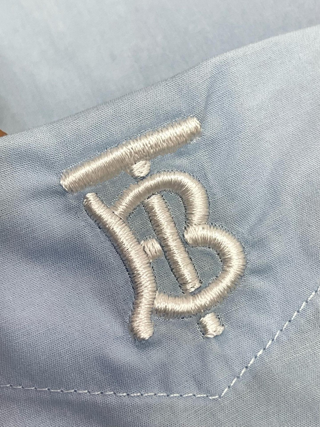 Burberry 巴宝莉 纯色字母刺绣logo单排扣衬衫 长袖 外套 白色 浅蓝色 黑色 藏蓝色  80430601