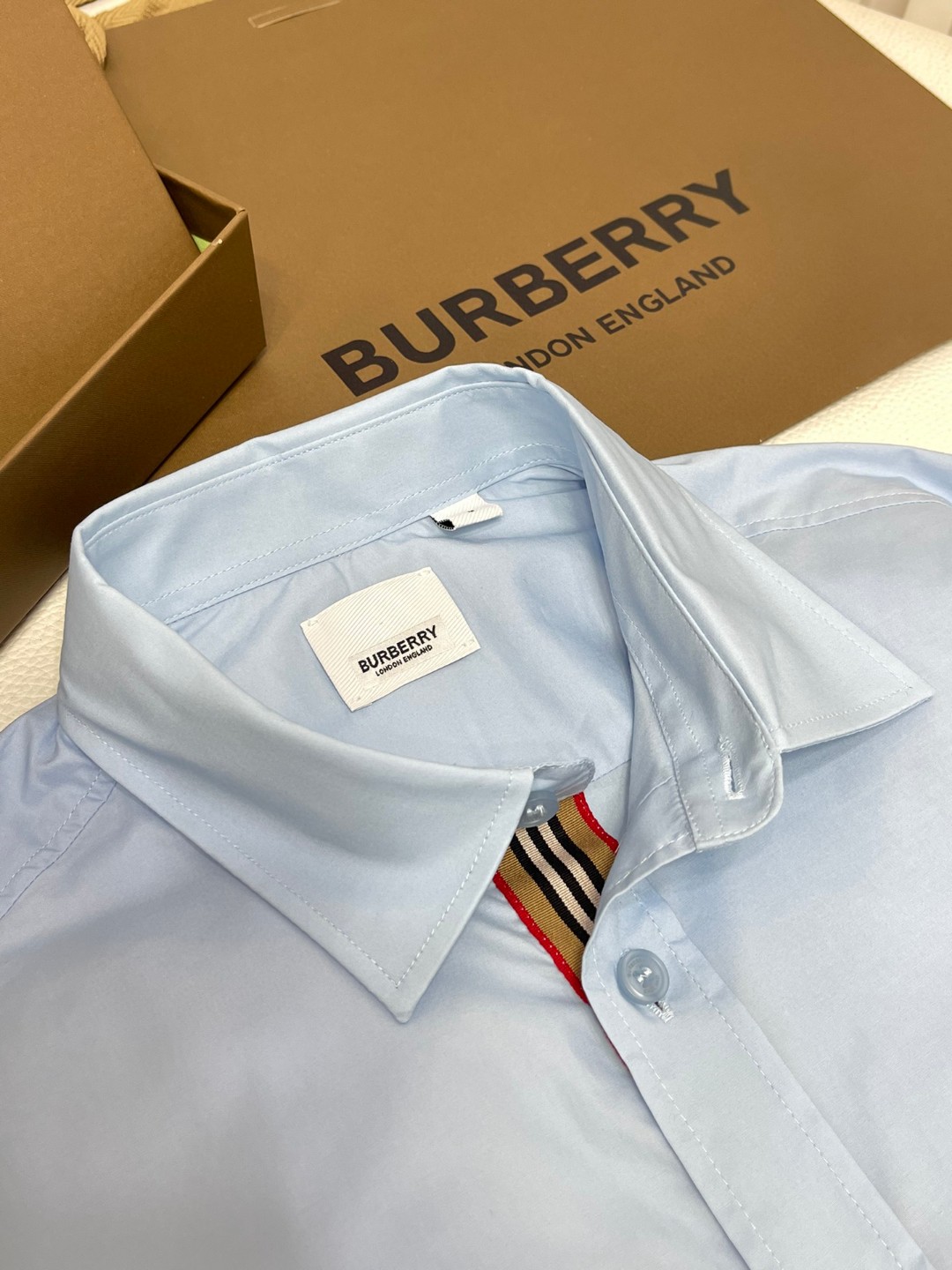 Burberry 巴宝莉 纯色字母刺绣logo单排扣衬衫 长袖 外套 白色 浅蓝色 黑色 藏蓝色  80430601