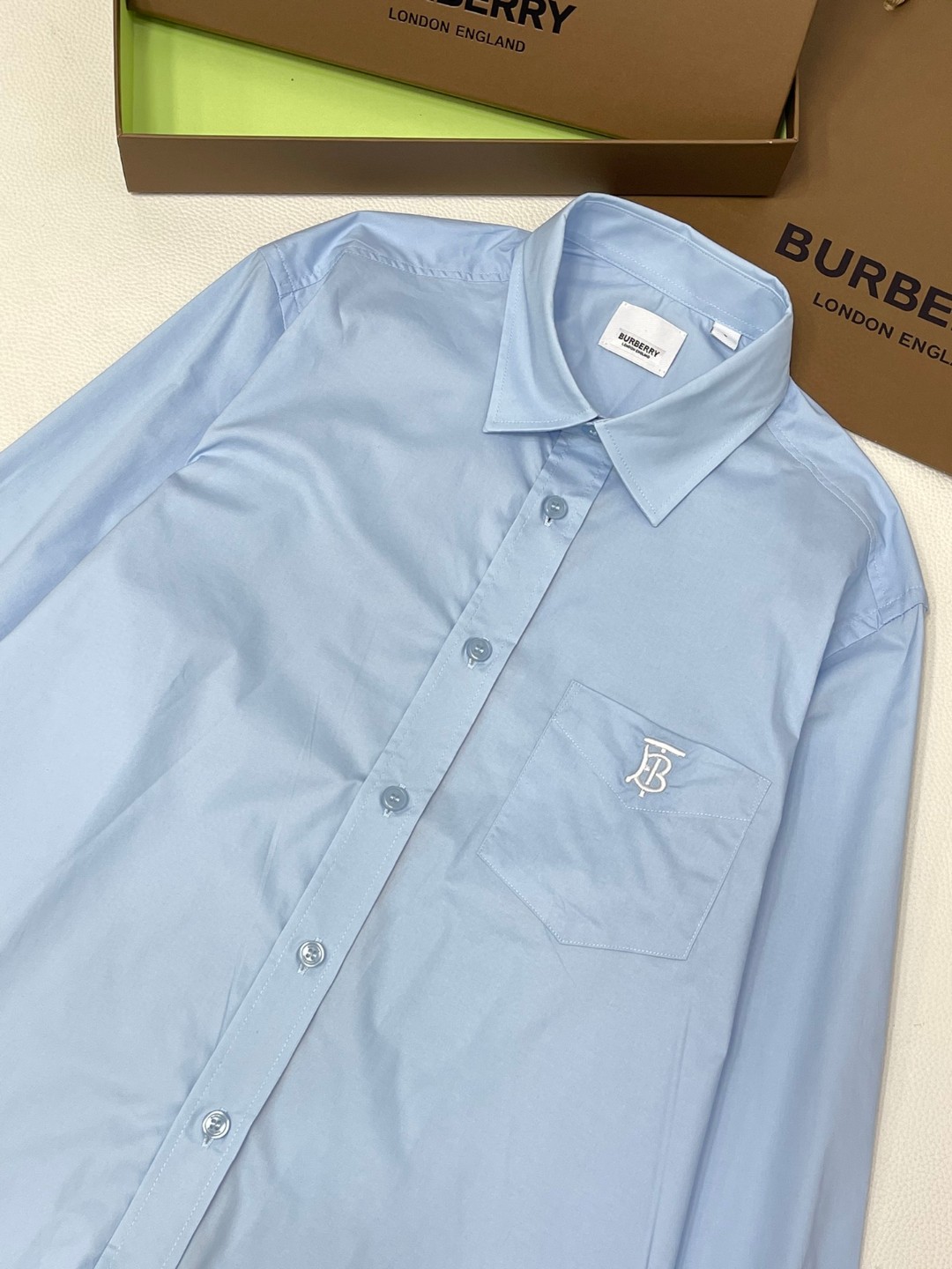 Burberry 巴宝莉 纯色字母刺绣logo单排扣衬衫 长袖 外套 白色 浅蓝色 黑色 藏蓝色  80430601
