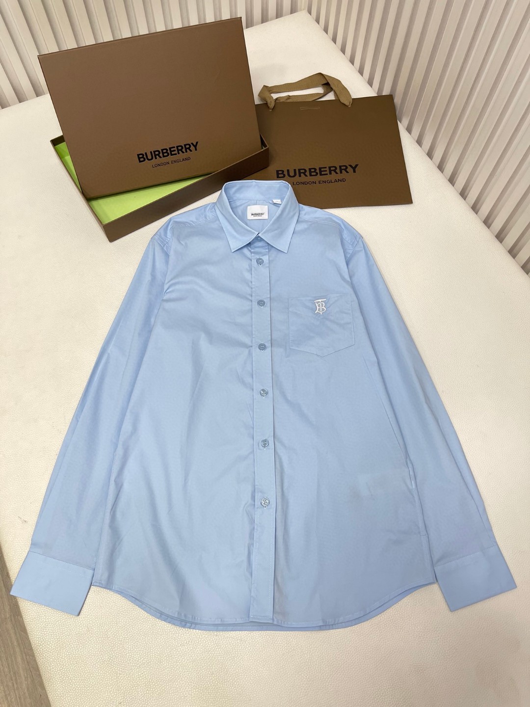 Burberry 巴宝莉 纯色字母刺绣logo单排扣衬衫 长袖 外套 白色 浅蓝色 黑色 藏蓝色  80430601