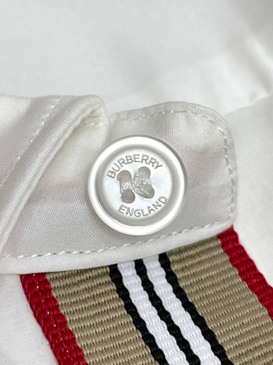 Burberry 巴宝莉 纯色字母刺绣logo单排扣衬衫 长袖 外套 白色 浅蓝色 黑色 藏蓝色  80430601