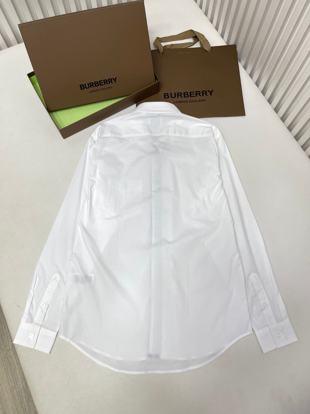Burberry 巴宝莉 纯色字母刺绣logo单排扣衬衫 长袖 外套 白色 浅蓝色 黑色 藏蓝色  80430601