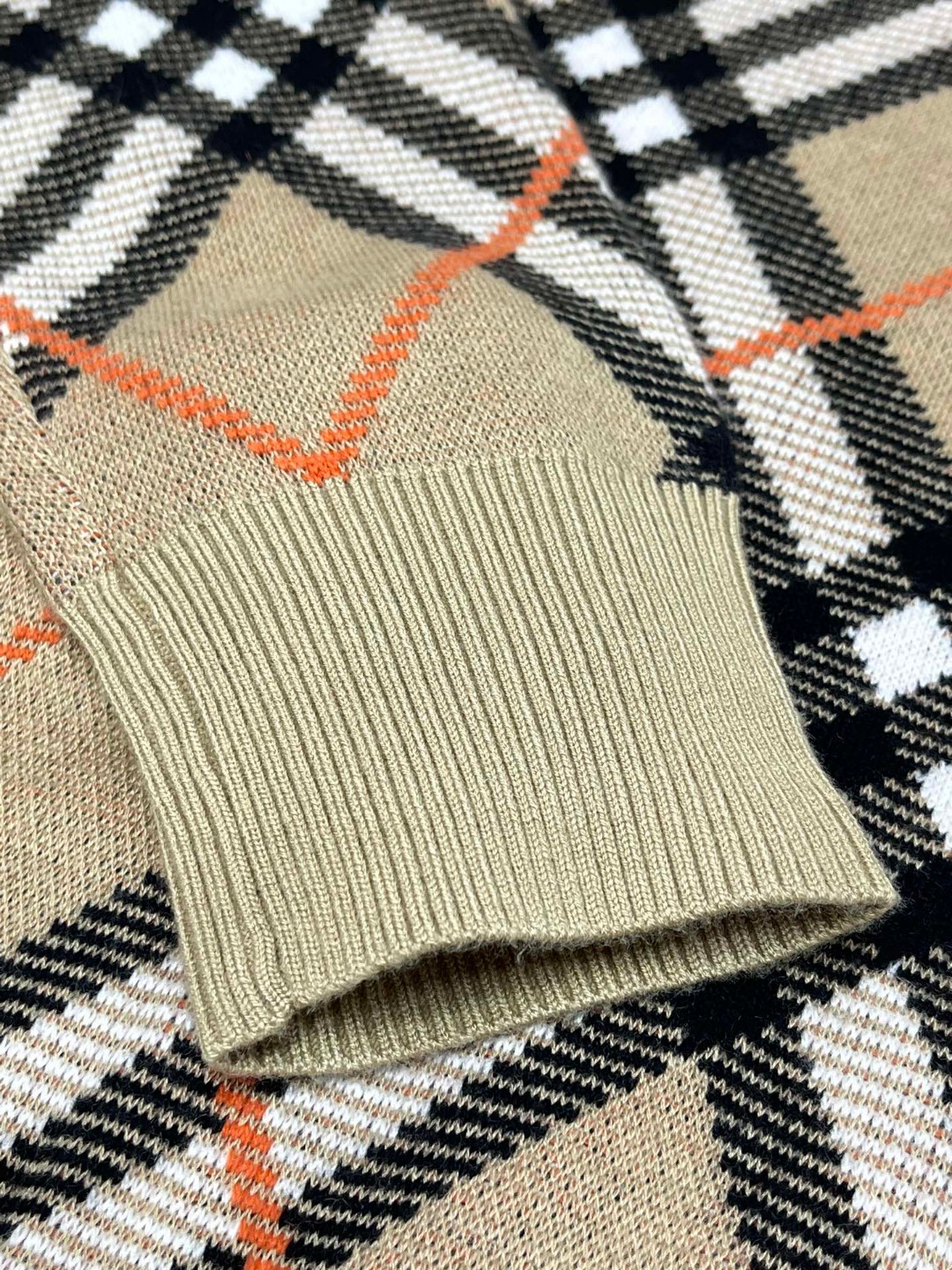 Burberry 巴宝莉 经典格纹圆领毛衣 针织衫 长袖  秋冬款 沙色 80934861