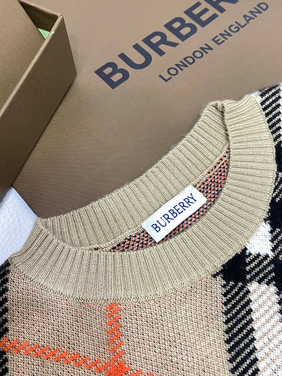 Burberry 巴宝莉 经典格纹圆领毛衣 针织衫 长袖  秋冬款 沙色 80934861