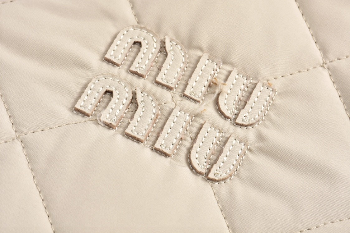 MIU MIU 缪缪 字母logo徽标菱形格拉链夹克 外套 棉服 长袖 秋冬款 米色 ML1087-15PU-F0036