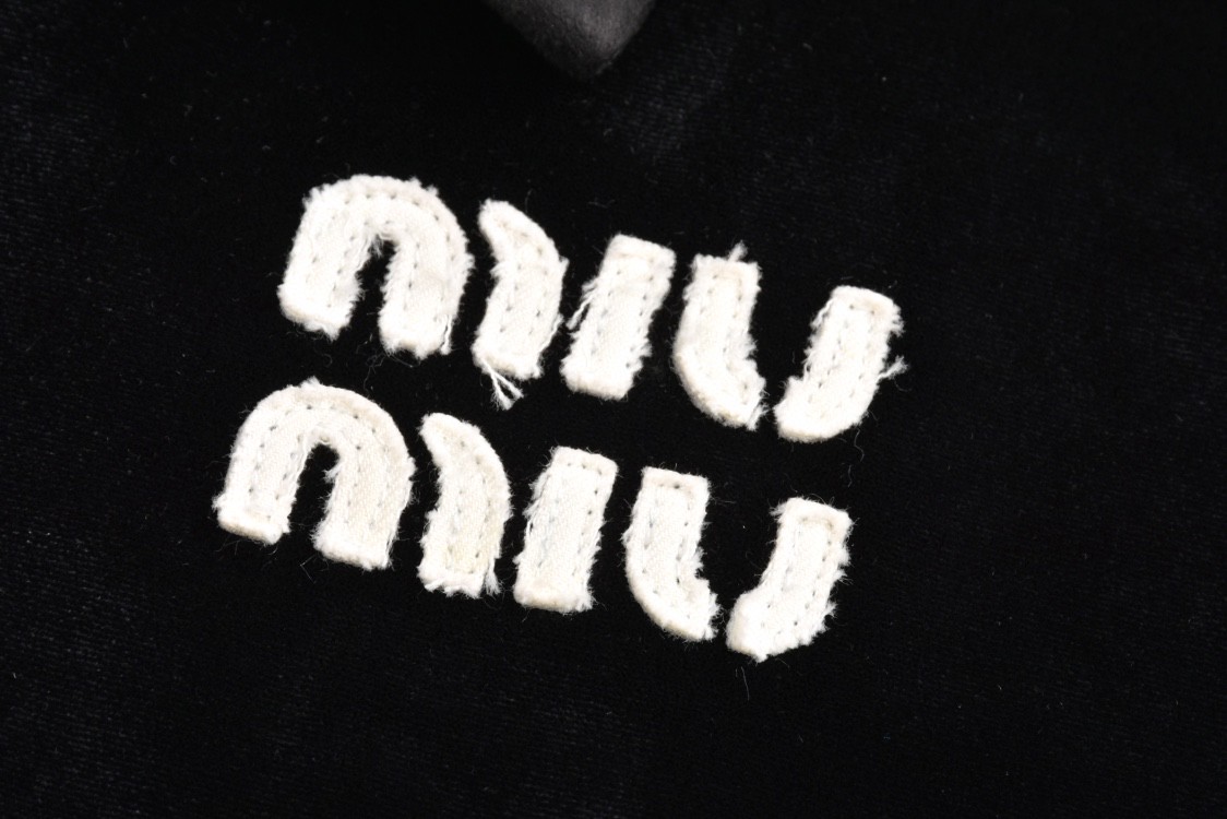 MIU MIU 缪缪 字母logo徽标丝绒夹克 外套 长袖 秋冬款 黑色