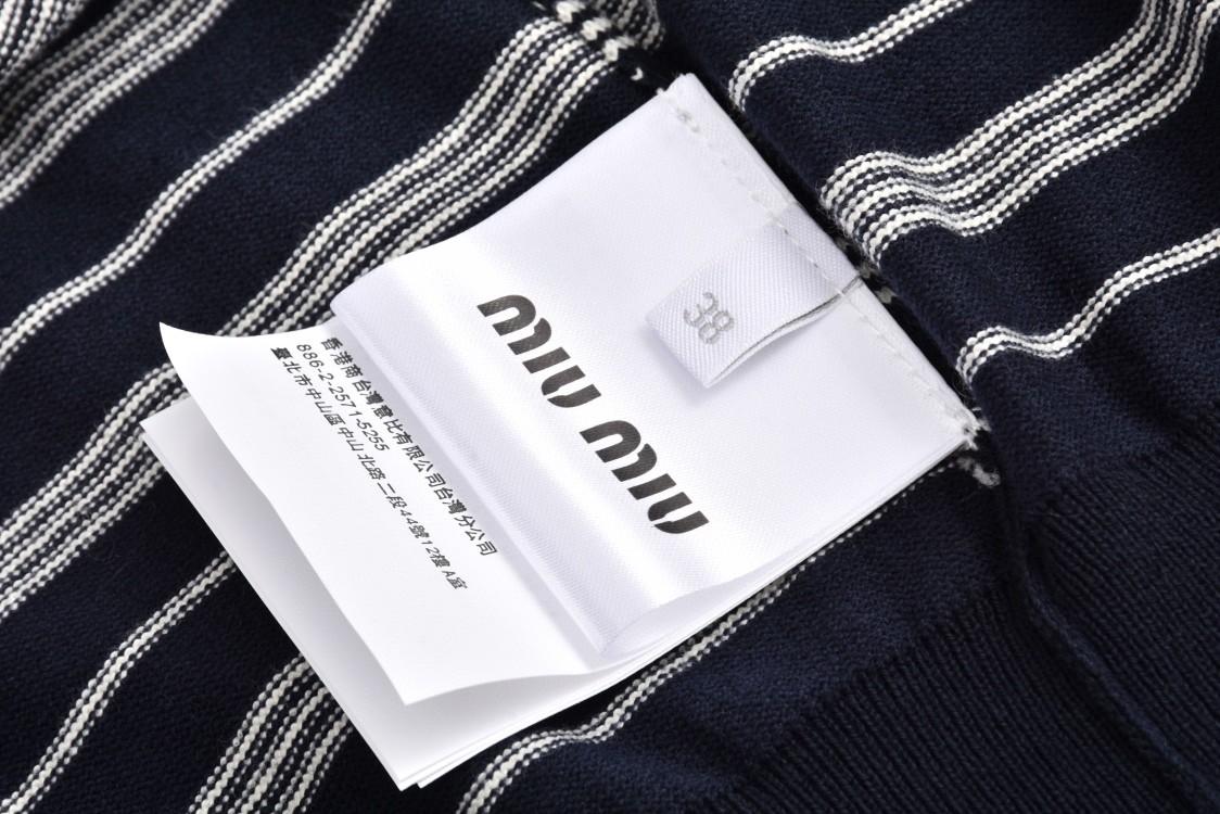 MIU MIU 缪缪 条纹Polo领针织衫 毛衣 长袖 米白色 黑蓝色 MML951-140V-F0304-S-OOO