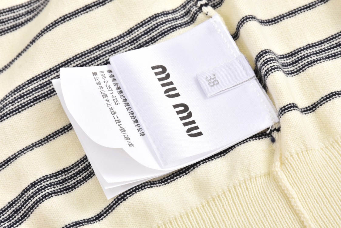 MIU MIU 缪缪 条纹Polo领针织衫 毛衣 长袖 米白色 黑蓝色 MML951-140V-F0304-S-OOO