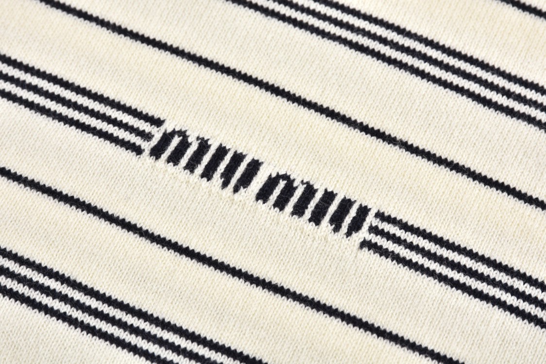 MIU MIU 缪缪 条纹Polo领针织衫 毛衣 长袖 米白色 黑蓝色 MML951-140V-F0304-S-OOO