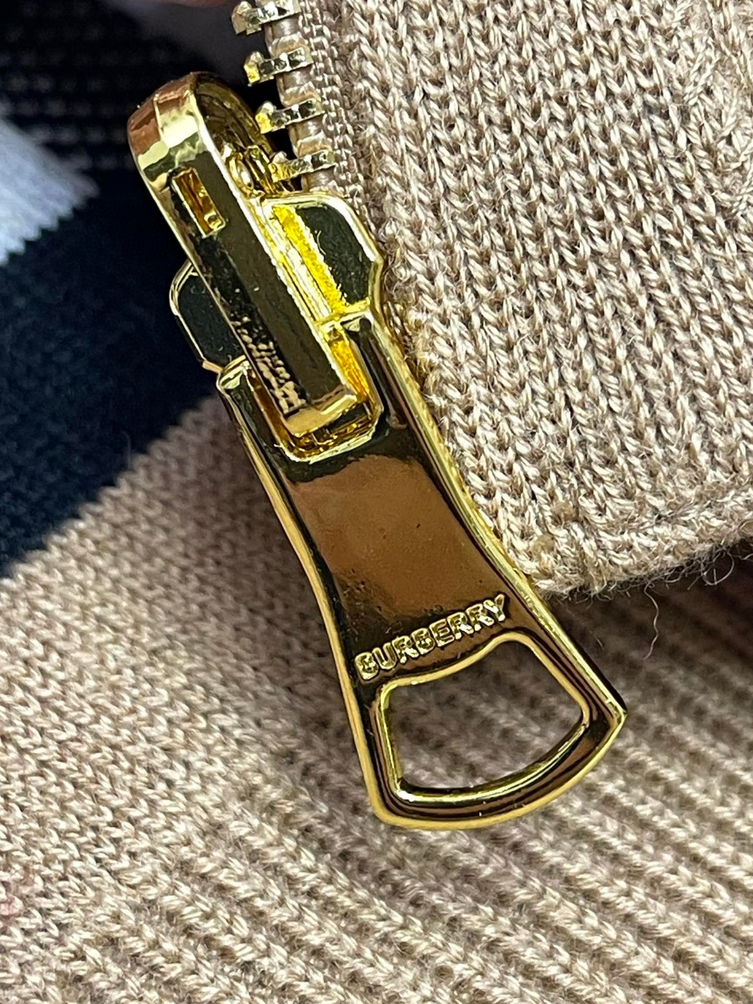 Burberry 巴宝莉 双面两穿拉链连帽羊毛开衫 针织衫 毛衣 外套 长袖 秋冬款 卡其色
