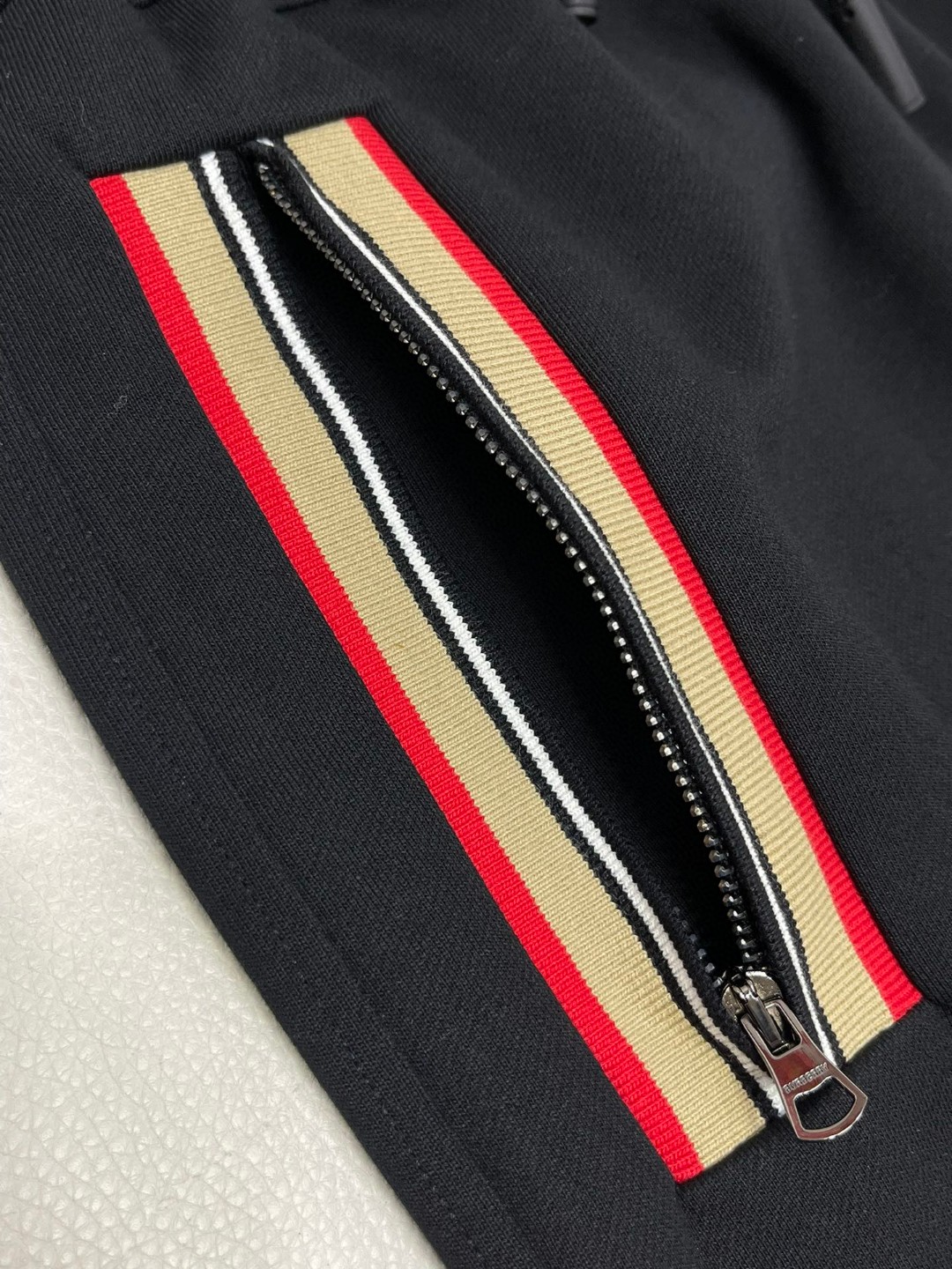 Burberry 巴宝莉 格纹拉链松紧腰束脚运动裤 裤子 休闲裤 长裤 黑色 80996211