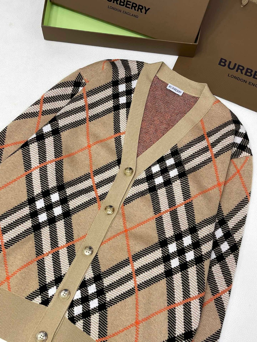 Burberry 巴宝莉 格纹V领羊毛针织衫 毛衣 外套 长袖 秋冬款 米棕色 