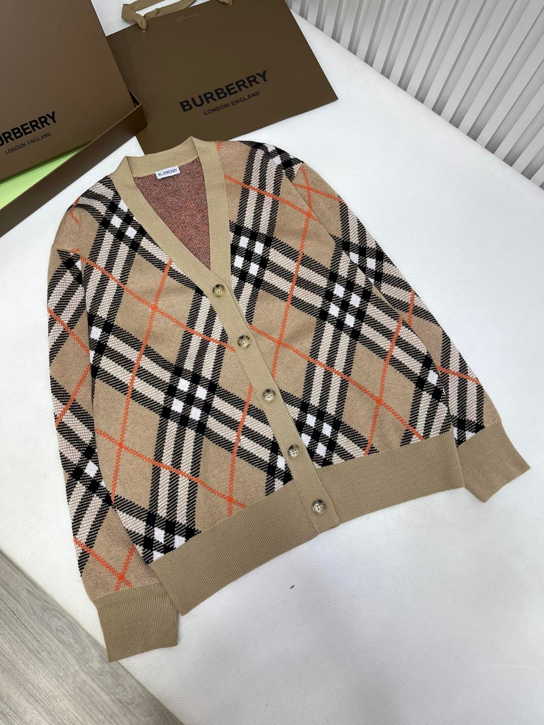 Burberry 巴宝莉 格纹V领羊毛针织衫 毛衣 外套 长袖 秋冬款 米棕色 