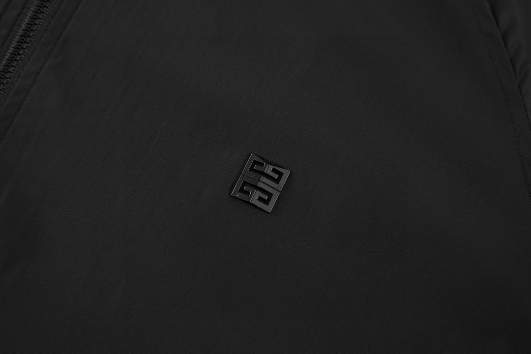 Givenchy 纪梵希 纯色logo徽标立领拉链夹克 外套 长袖 黑色 BM018E15L8-001