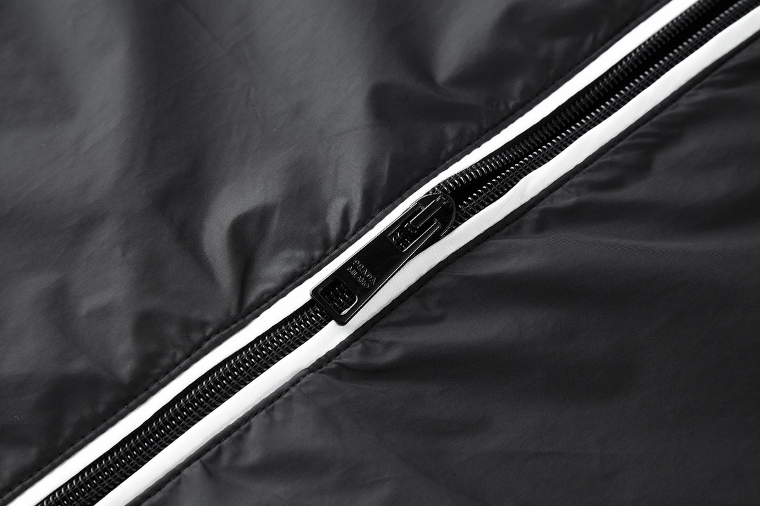 PRADA 普拉达 纯色便捷可折叠尼龙拉链连帽冲锋衣 夹克 外套 长袖 黑色 SGC530-1WQ9-F0967-S-232