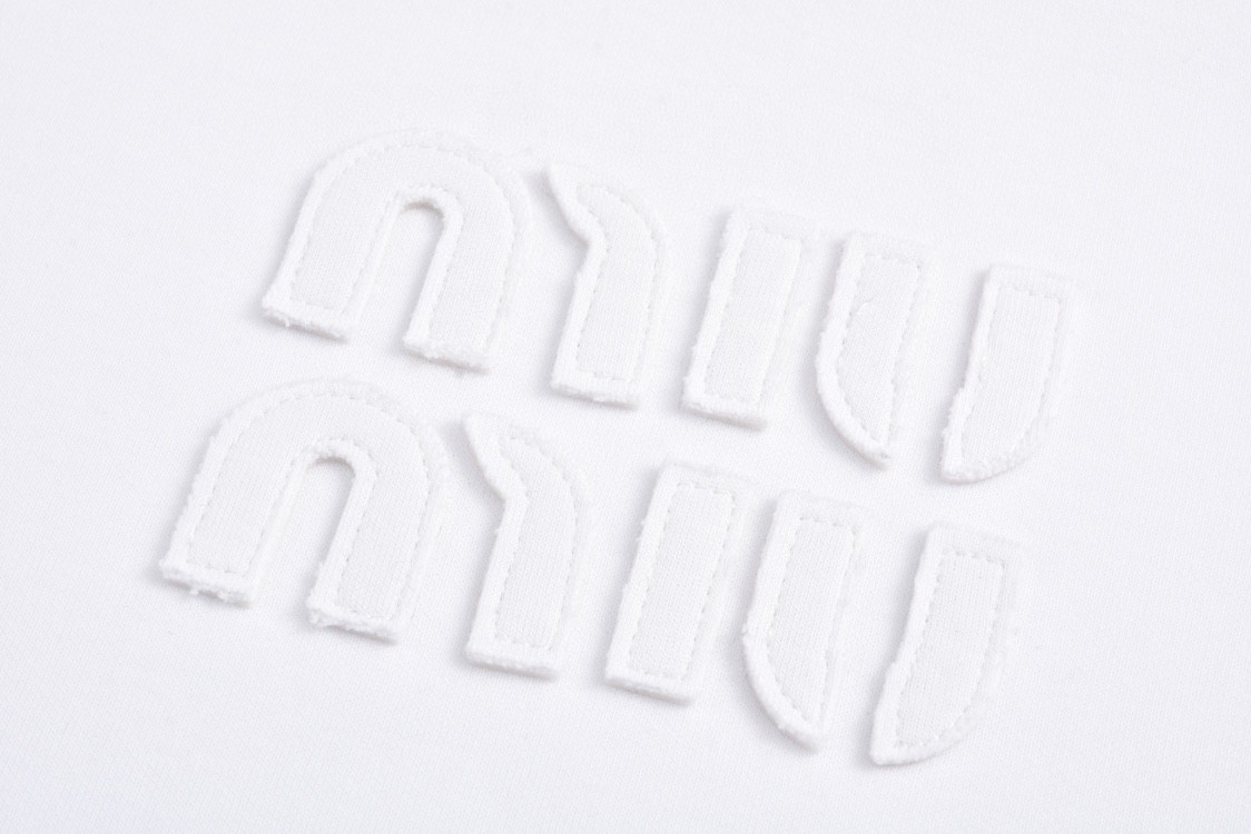 MIU MIU 缪缪 纯色字母logo绣花T恤 打底衫 长袖 白色 黑色 MJL862-1YXT-F0002-S-232