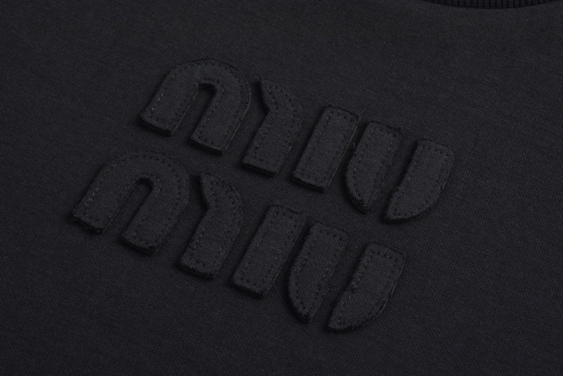 MIU MIU 缪缪 纯色字母logo绣花T恤 打底衫 长袖 白色 黑色 MJL862-1YXT-F0002-S-232