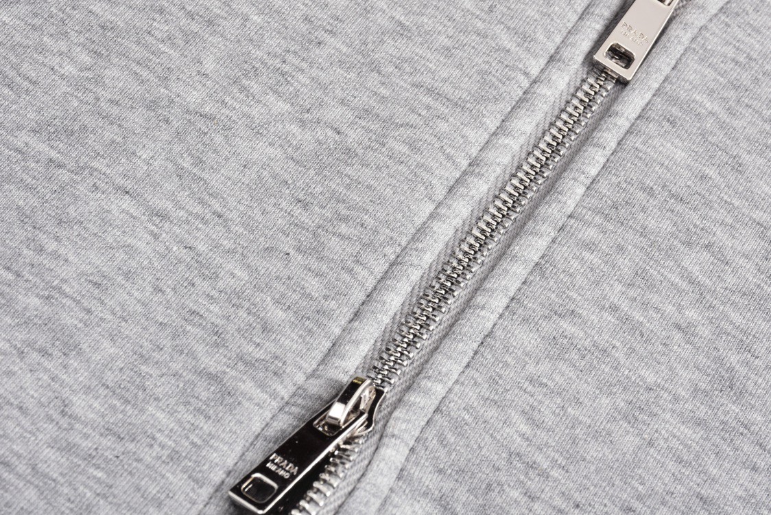 PRADA 普拉达 logo徽标拉链连帽卫衣 长袖 灰色 UADC-MJB3569-PTE003N