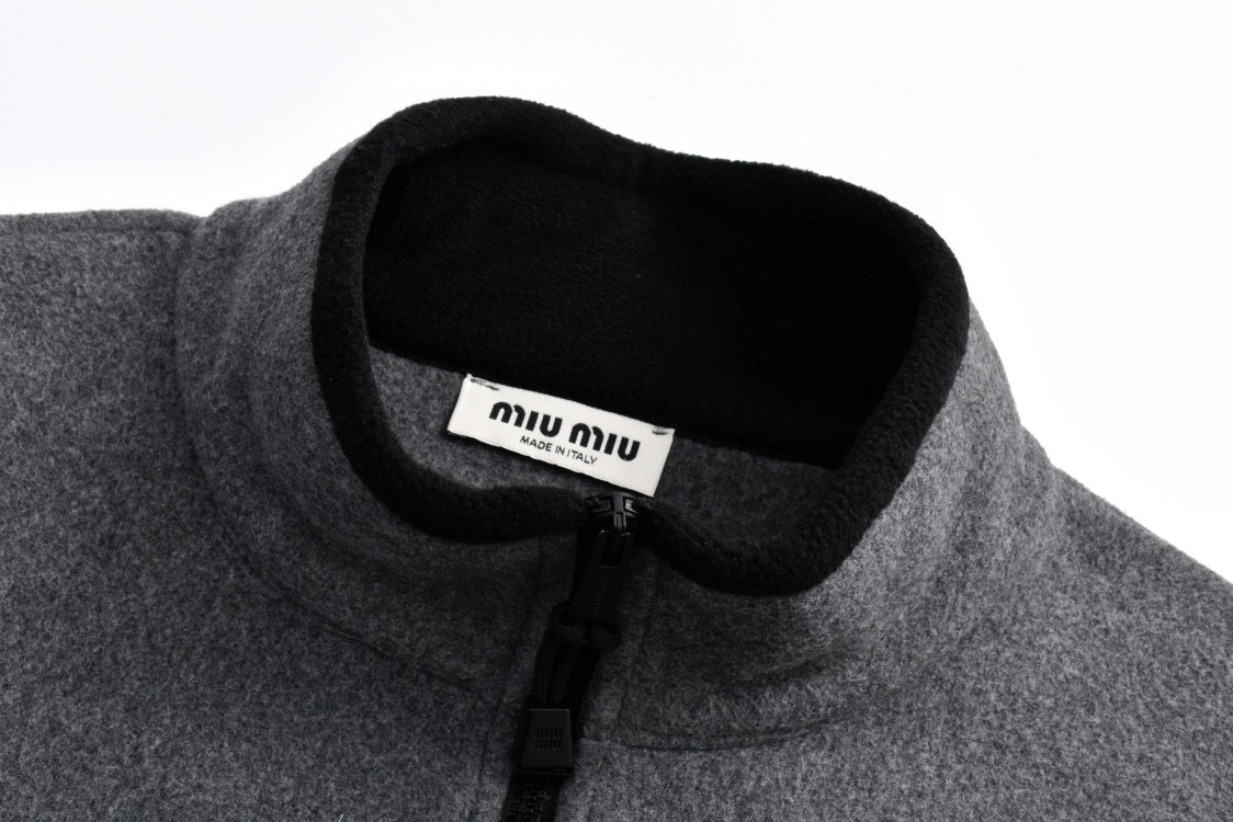 MIU MIU 缪缪 摇粒绒字母刺绣logo立领拉链夹克 外套 长袖 灰色 MJL042-15V3-F0031-S-OOO