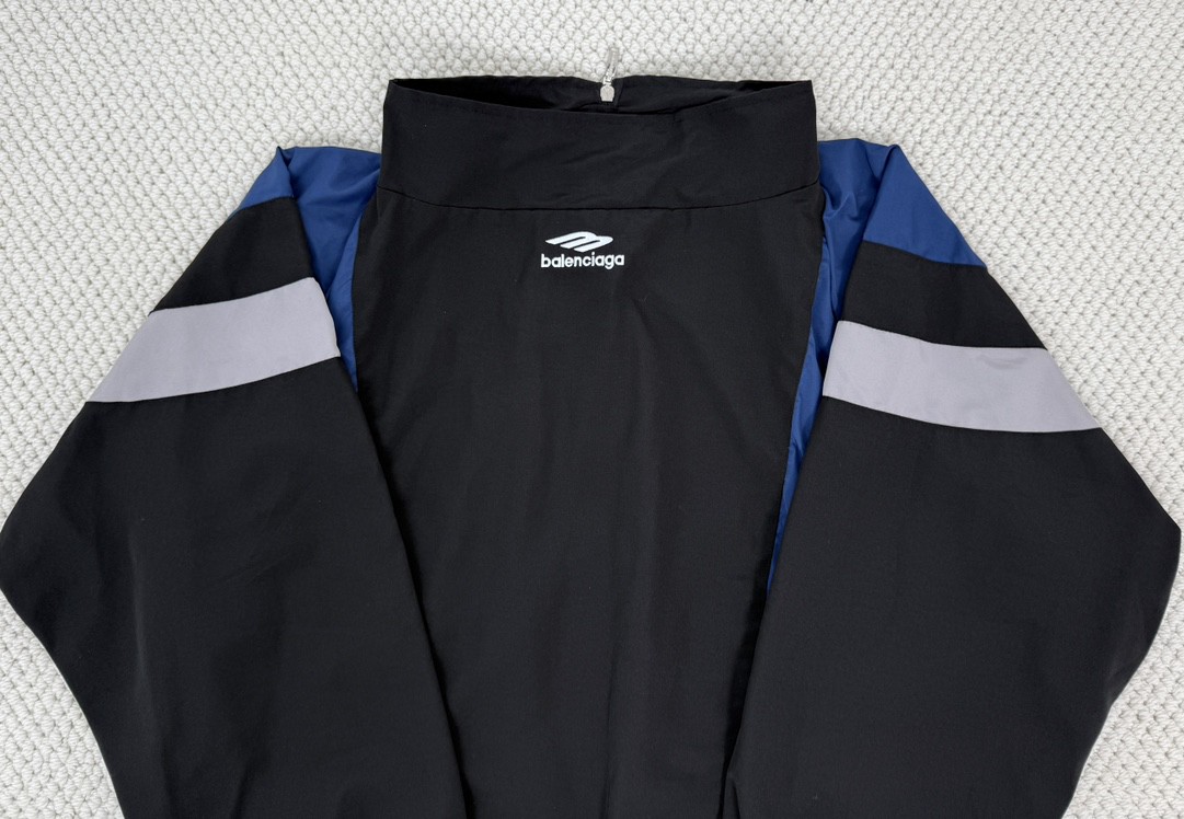 Balenciaga 巴黎世家 拼色字母logo印花立领拉链冲锋衣 外套 长袖 秋冬 黑蓝色 黑红色 790756TMO101000