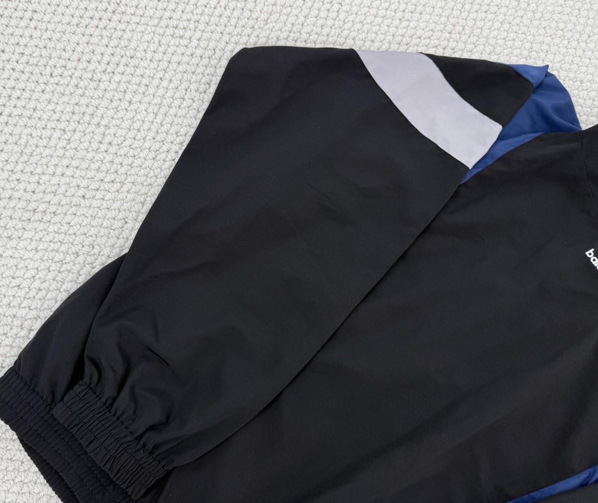 Balenciaga 巴黎世家 拼色字母logo印花立领拉链冲锋衣 外套 长袖 秋冬 黑蓝色 黑红色 790756TMO101000