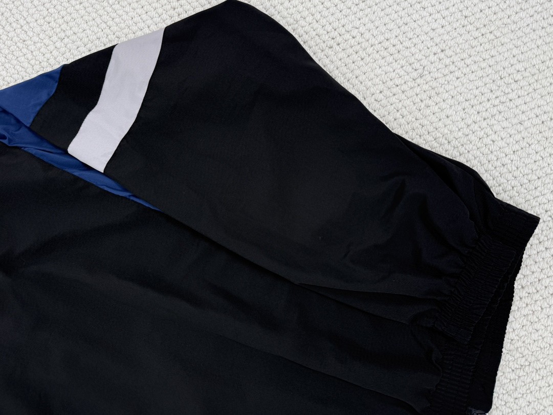 Balenciaga 巴黎世家 拼色字母logo印花立领拉链冲锋衣 外套 长袖 秋冬 黑蓝色 黑红色 790756TMO101000