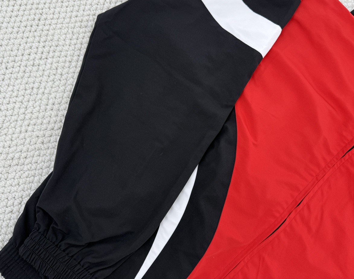 Balenciaga 巴黎世家 拼色字母logo印花立领拉链冲锋衣 外套 长袖 秋冬 黑蓝色 黑红色 790756TMO101000