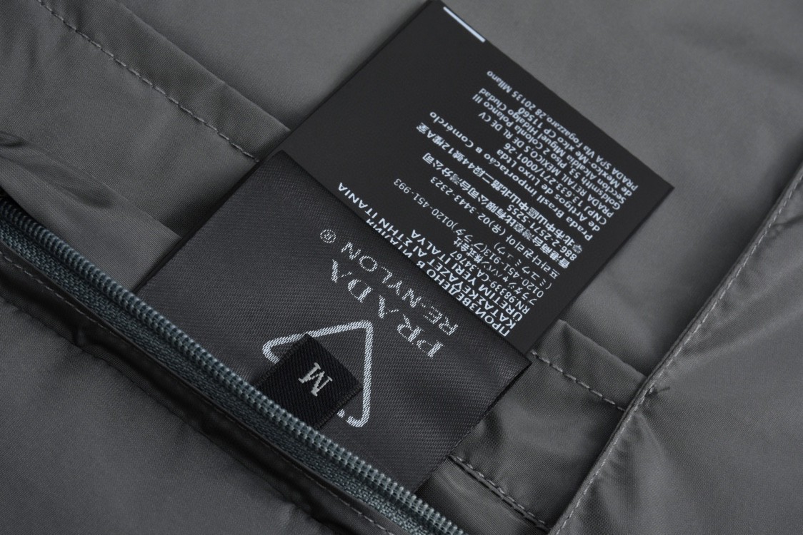 PRADA 普拉达 拼色logo徽标拉链连帽冲锋衣 夹克 外套 黑灰色 SGC601-1WQ9-F0N5A-S-BOO