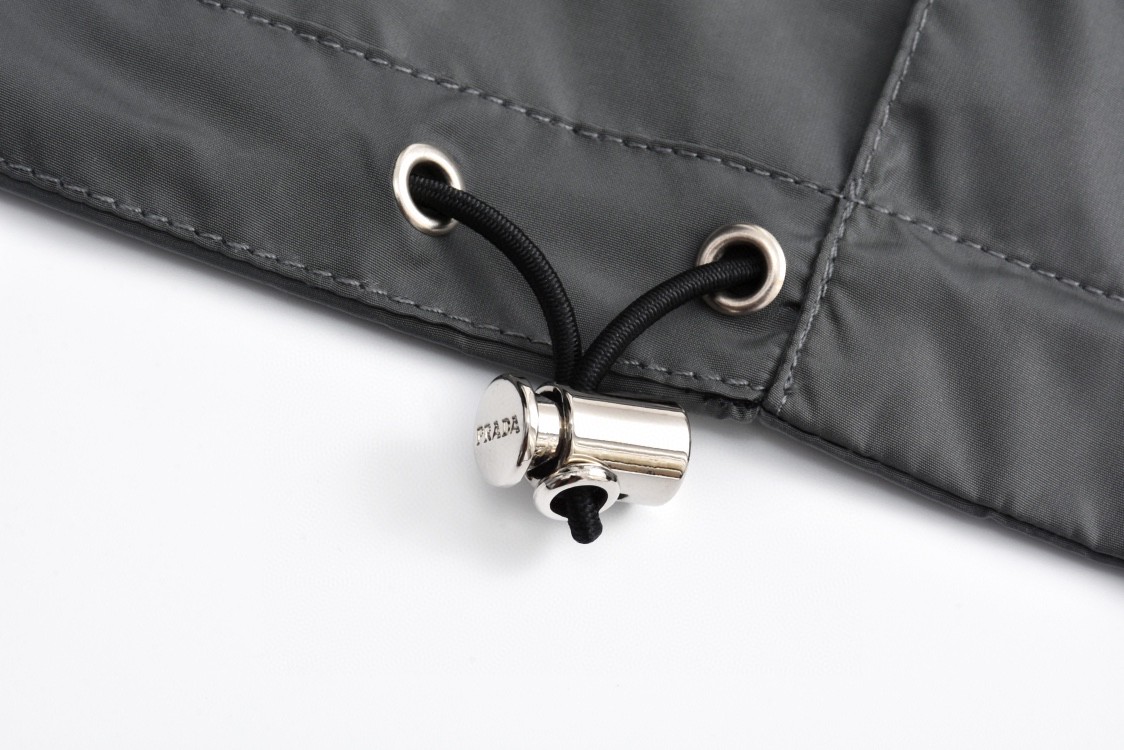 PRADA 普拉达 拼色logo徽标拉链连帽冲锋衣 夹克 外套 黑灰色 SGC601-1WQ9-F0N5A-S-BOO