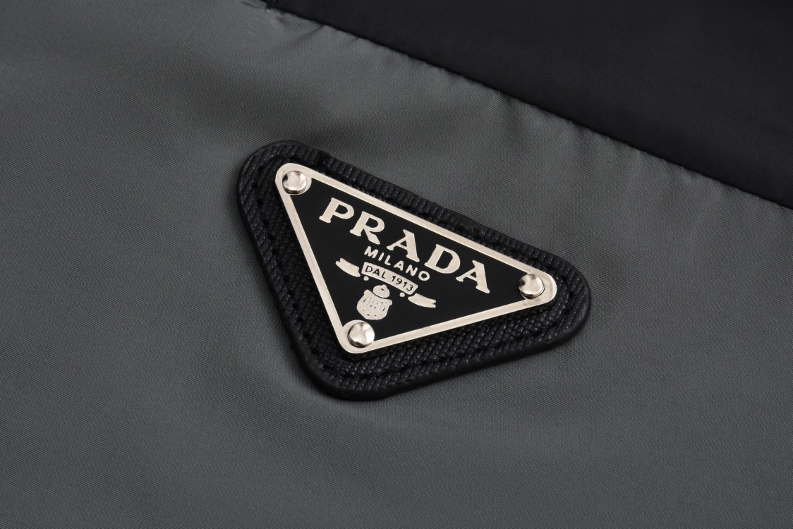 PRADA 普拉达 拼色logo徽标拉链连帽冲锋衣 夹克 外套 黑灰色 SGC601-1WQ9-F0N5A-S-BOO