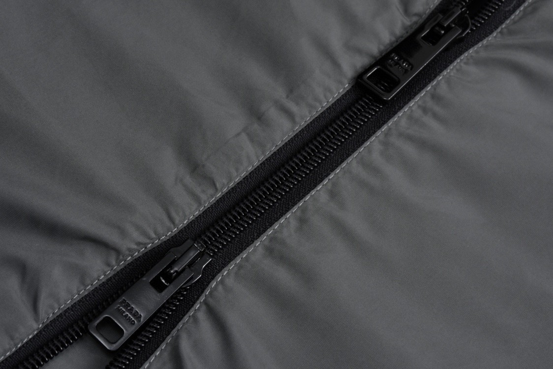 PRADA 普拉达 拼色logo徽标拉链连帽冲锋衣 夹克 外套 黑灰色 SGC601-1WQ9-F0N5A-S-BOO