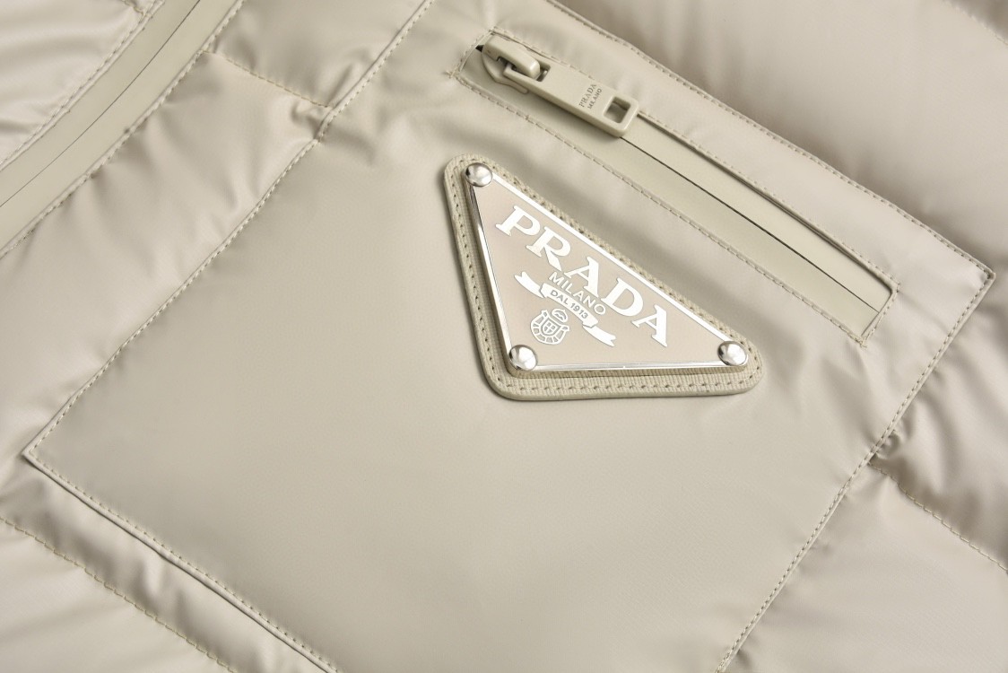 PRADA 普拉达 口袋徽标拉链连帽羽绒服 外套 卡其色 保暖