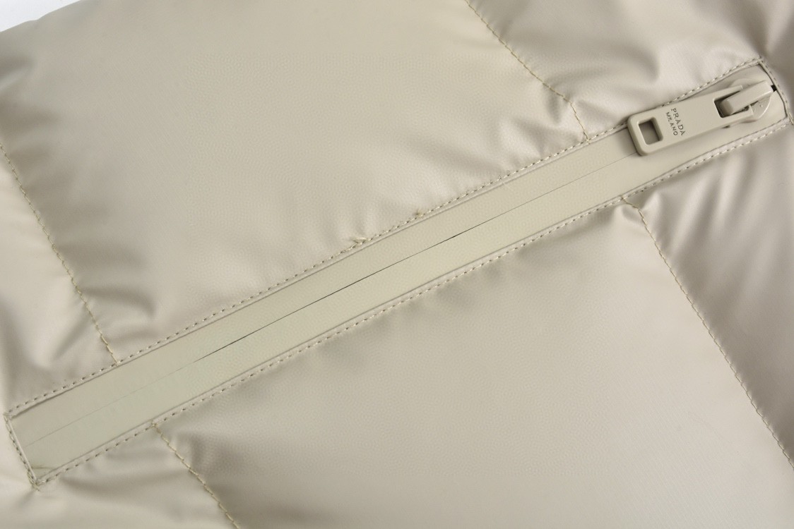 PRADA 普拉达 口袋徽标拉链连帽羽绒服 外套 卡其色 保暖