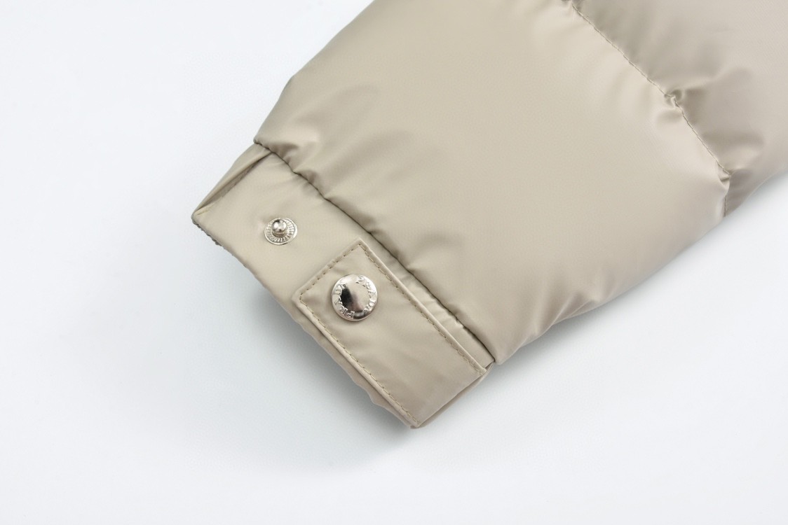 PRADA 普拉达 口袋徽标拉链连帽羽绒服 外套 卡其色 保暖