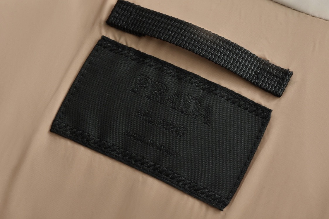 PRADA 普拉达 口袋徽标拉链连帽羽绒服 外套 卡其色 保暖