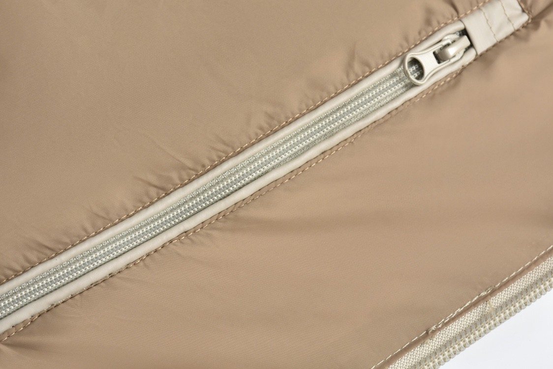 PRADA 普拉达 口袋徽标拉链连帽羽绒服 外套 卡其色 保暖