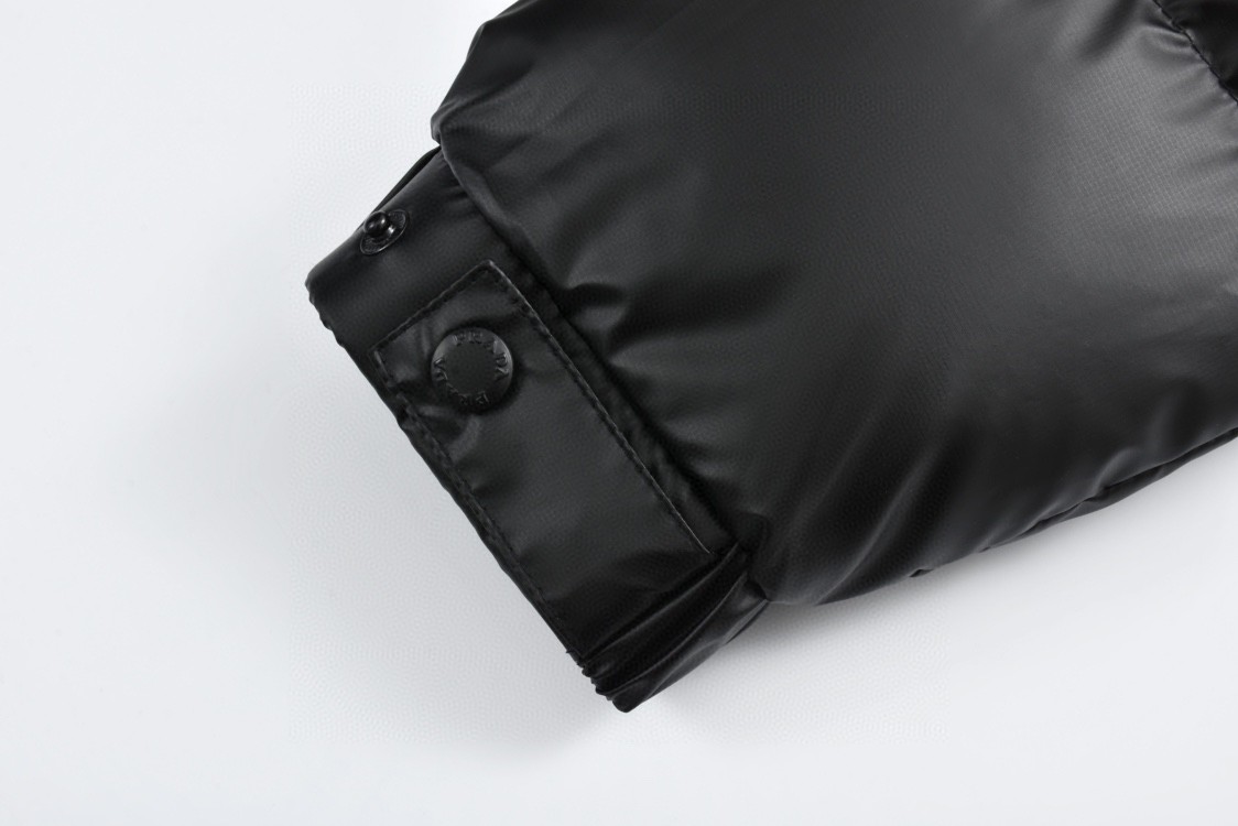 PRADA 普拉达 口袋徽标拉链连帽羽绒服 外套 黑色 保暖