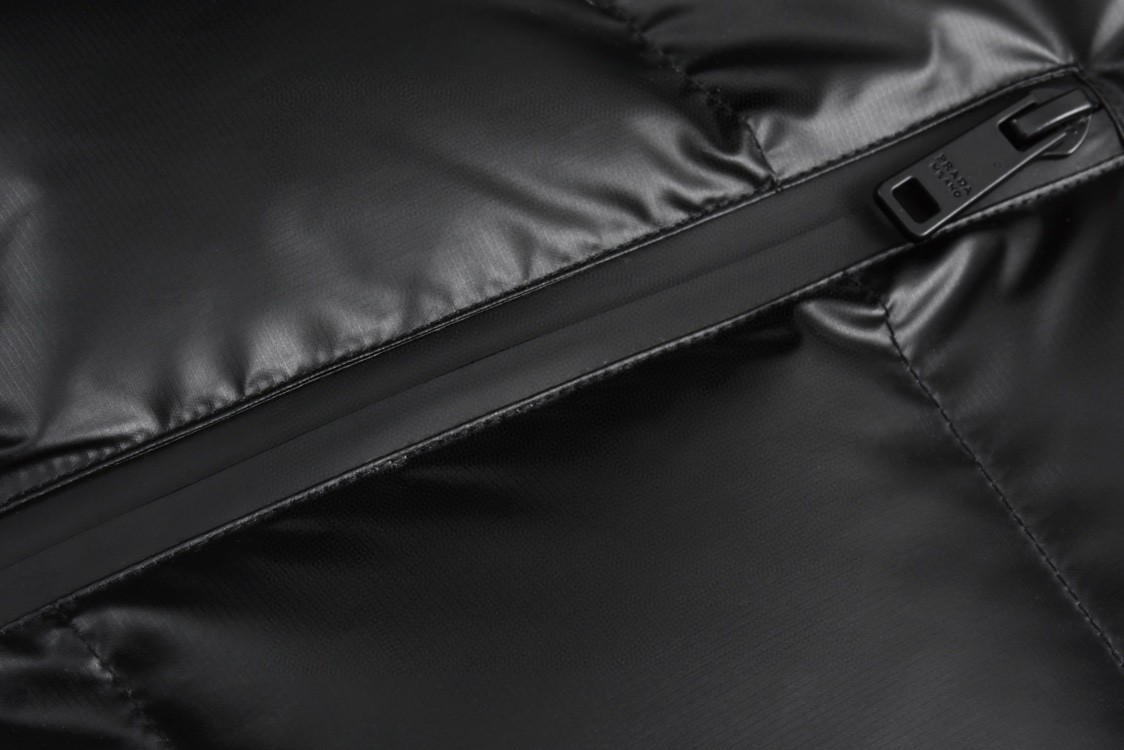 PRADA 普拉达 口袋徽标拉链连帽羽绒服 外套 黑色 保暖