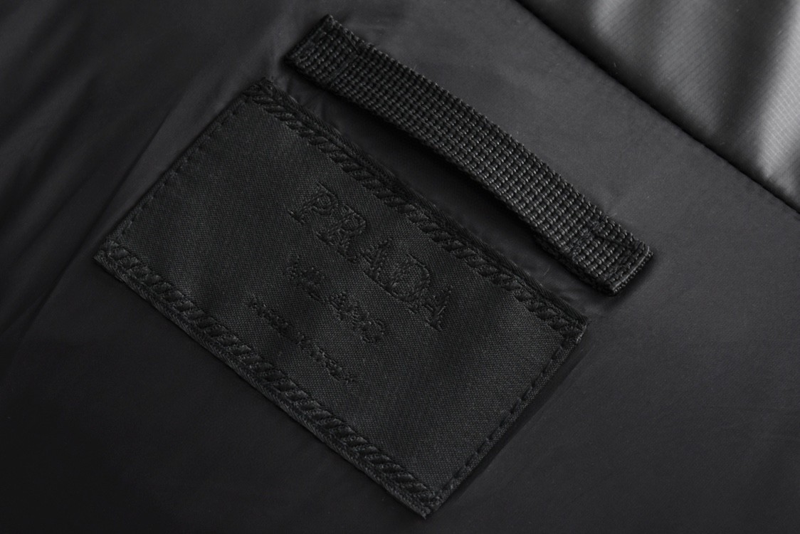 PRADA 普拉达 口袋徽标拉链连帽羽绒服 外套 黑色 保暖