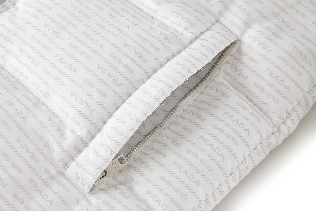PRADA 普拉达尼龙提花拉链立领羽绒服 外套 保暖 白色 黑色