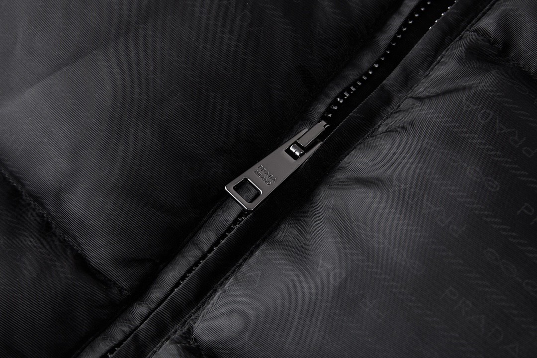 PRADA 普拉达尼龙提花拉链立领羽绒服 外套 保暖 白色 黑色