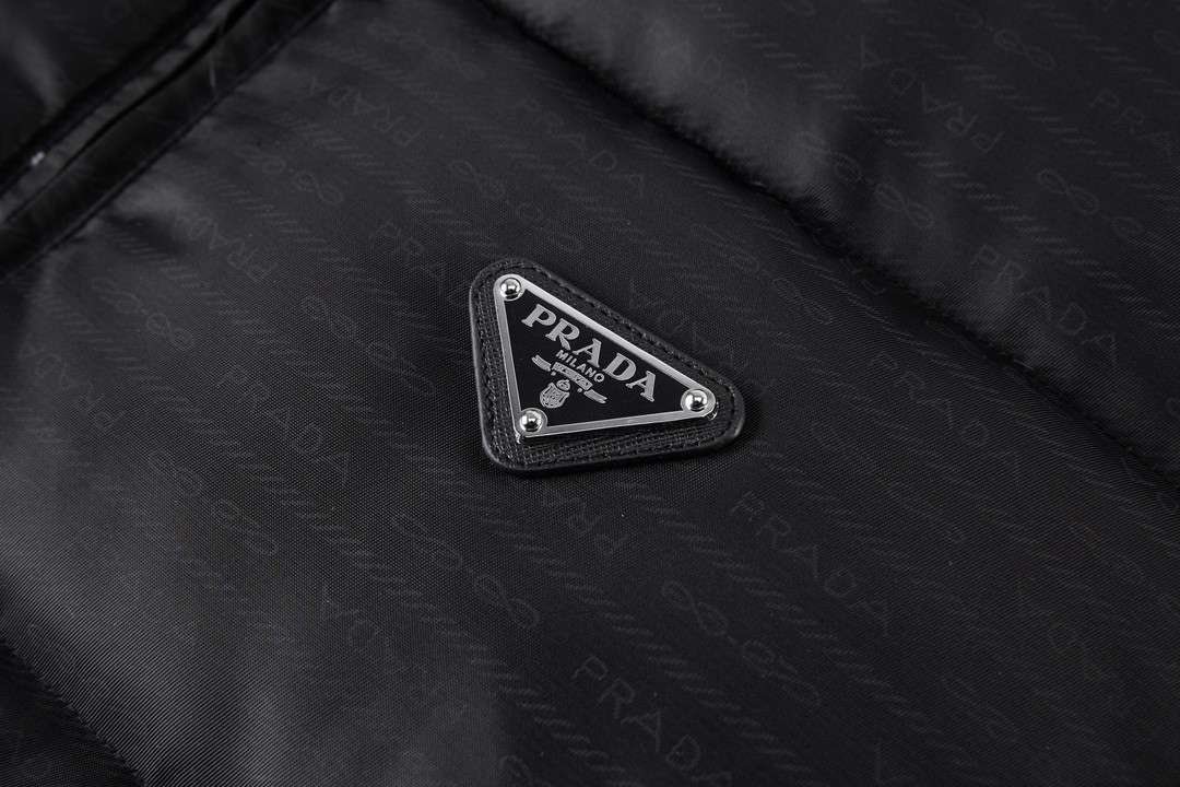 PRADA 普拉达尼龙提花拉链立领羽绒服 外套 保暖 白色 黑色